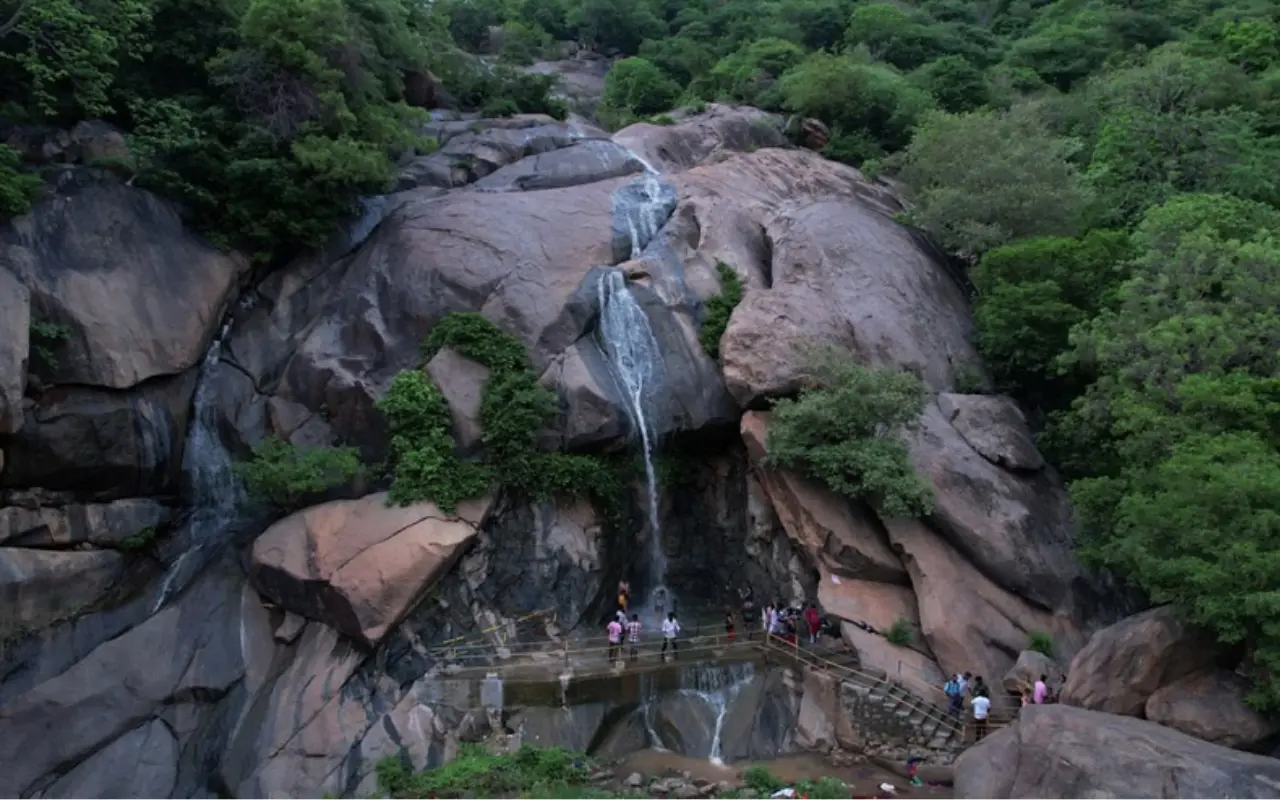 Sendero Kullar Caves: Naturaleza y Aventura en Polur