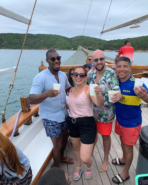 Brindis entre amigos en alta mar