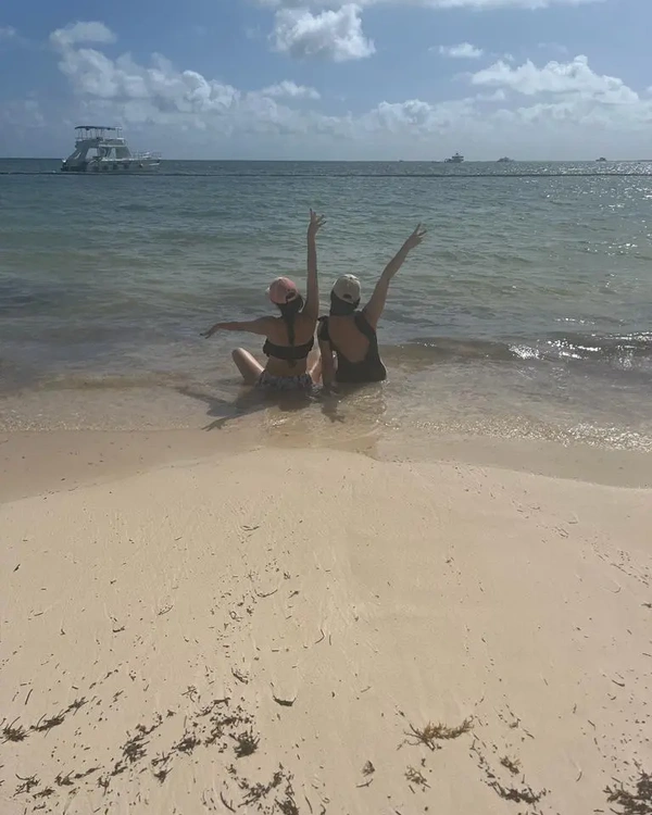 Amistad que se disfruta a la orilla del mar