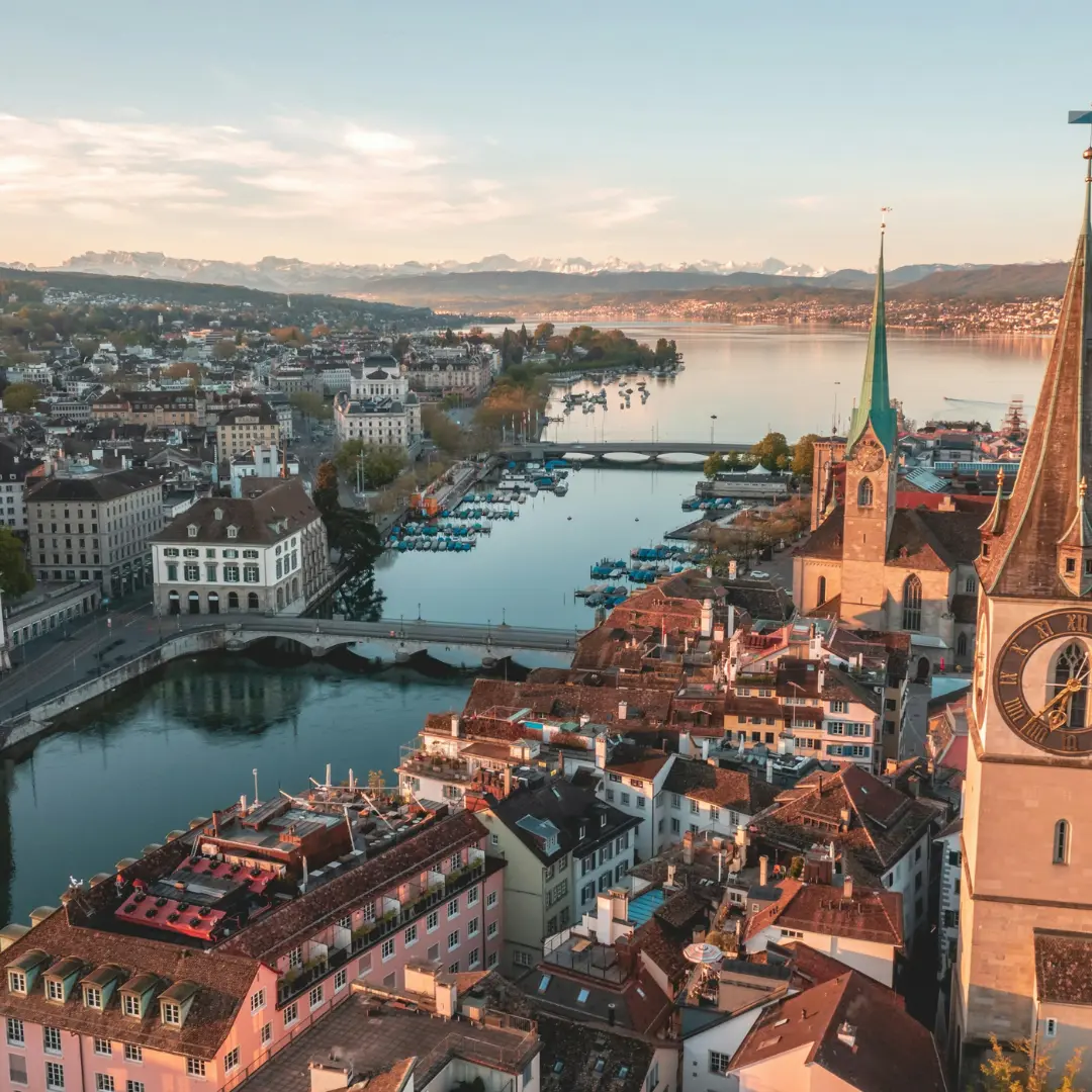 Experiencias únicas entre plazas, puentes y monume