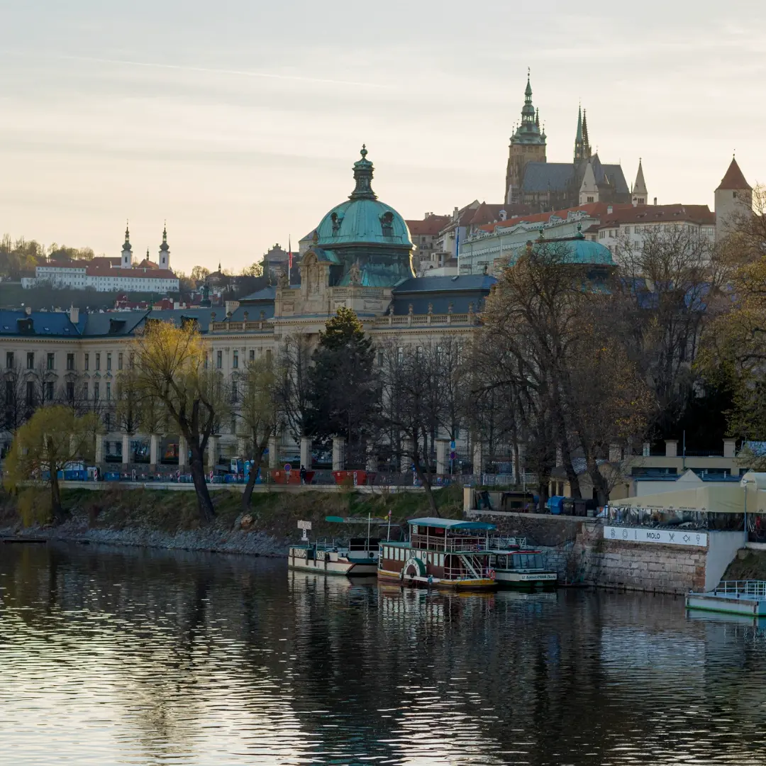 Ruta llena de arquitectura majestuosa