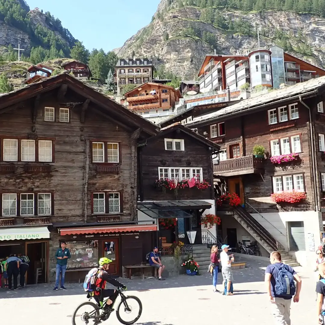 A comfortable and exclusive journey through Switzerland’s most iconic landscapes