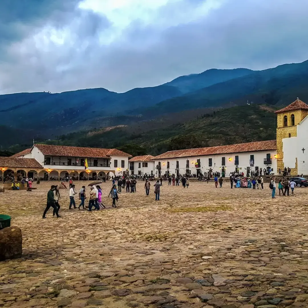 Celebra entre calles empedradas y luces doradas