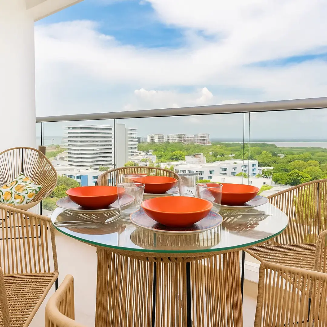 Lujo contemporáneo junto al mar azul