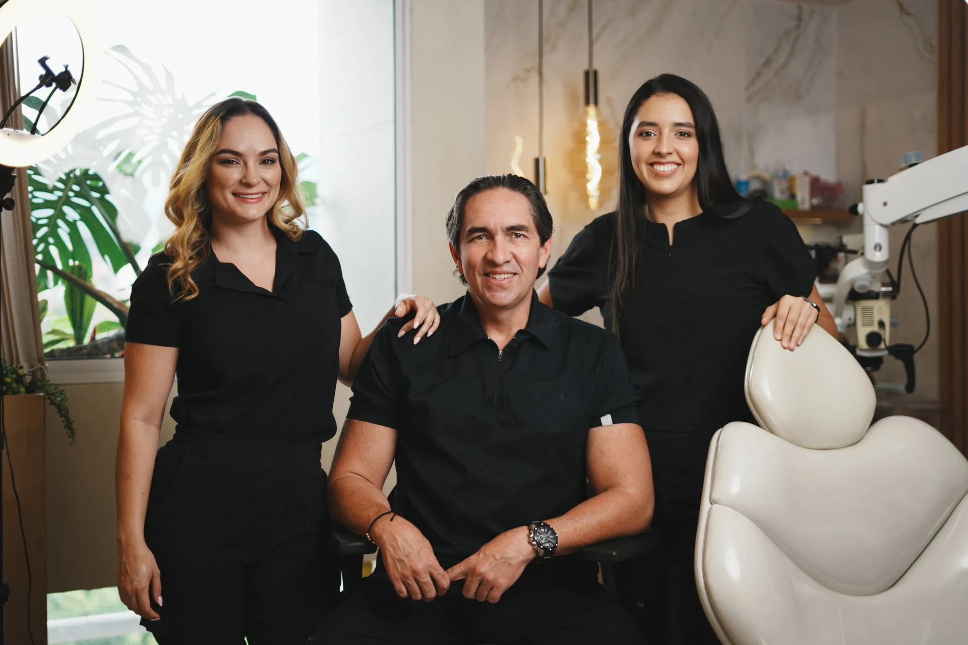 Equipo odontológico en consultorio de Medellín