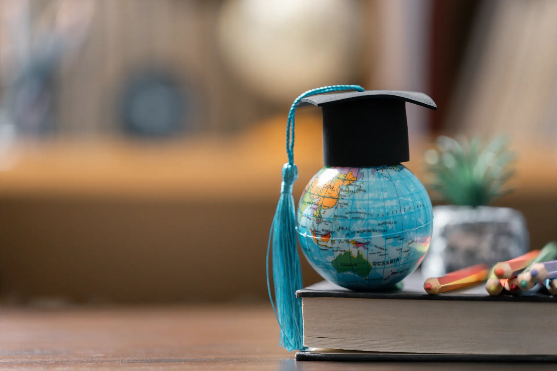 Estudiante preparando su viaje de estudios en el exterior
